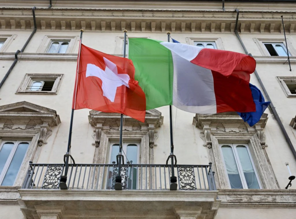 Bandiere della Svizzera e dell’Italia, Palazzo Chigi.
