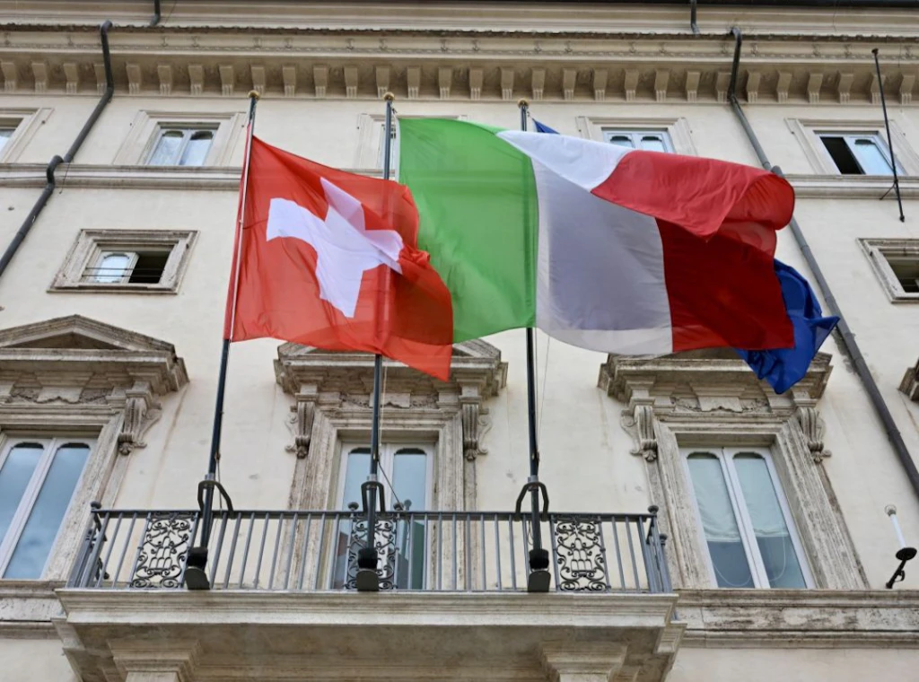 Bandiere della Svizzera e dell’Italia, Palazzo Chigi.